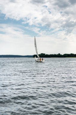Litvanya Platayı 08: 24 2020 Eski, pahalı, eski, ahşap bir yelkenli fırtınadan önce dramatik bir gökyüzü altında yelken açıyor. Yelkenli yat yarışı. Destansı bulut.