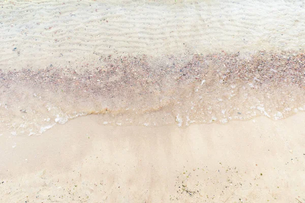 Üst manzara Kumlu sahilde beyaz köpükle denizin yumuşak dalgası. Boşluğu kopyala