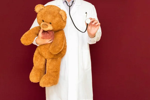 Imagem Cortada Pediatra Casaco Branco Segura Urso Pelúcia Marrom Médico — Fotografia de Stock