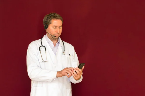 Joven Médico Caucásico Con Estetoscopio Hablando Con Paciente Línea Fondo — Foto de Stock