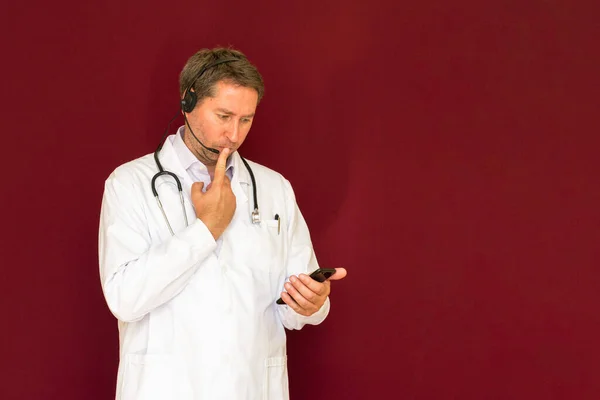Joven Médico Caucásico Con Estetoscopio Hablando Con Paciente Línea Fondo — Foto de Stock