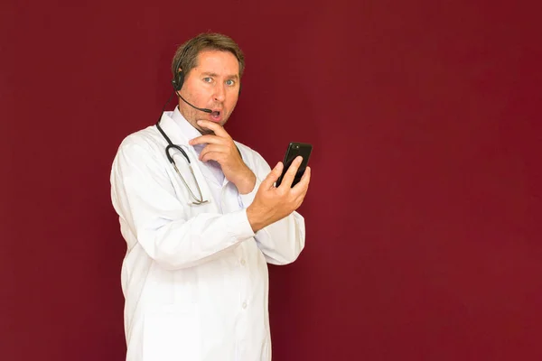 Joven Médico Caucásico Con Estetoscopio Hablando Con Paciente Línea Fondo — Foto de Stock