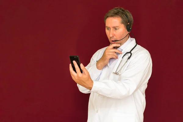 Joven Médico Caucásico Con Estetoscopio Hablando Con Paciente Línea Fondo — Foto de Stock