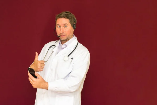 Jovem Médico Caucasiano Com Estetoscópio Conversando Com Paciente Fundo Estúdio — Fotografia de Stock