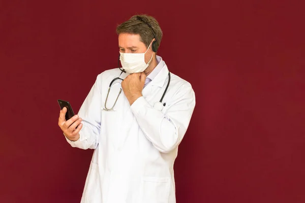 Jovem Médico Caucasiano Com Estetoscópio Máscara Médica Conversando Com Paciente — Fotografia de Stock