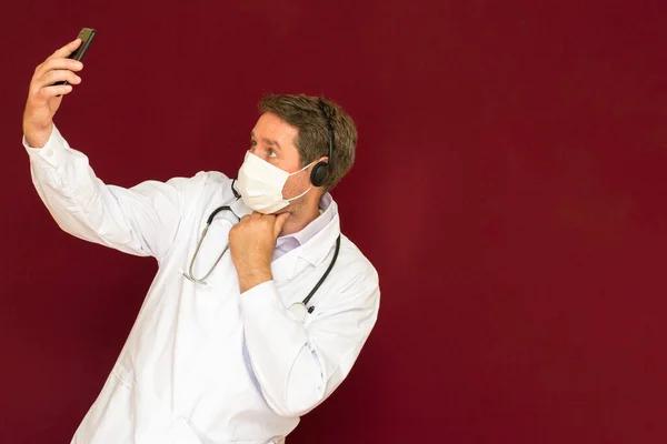 Młody Kaukaski Lekarz Stetoskopem Maską Medyczną Rozmawiający Pacjentem Online Czerwone — Zdjęcie stockowe