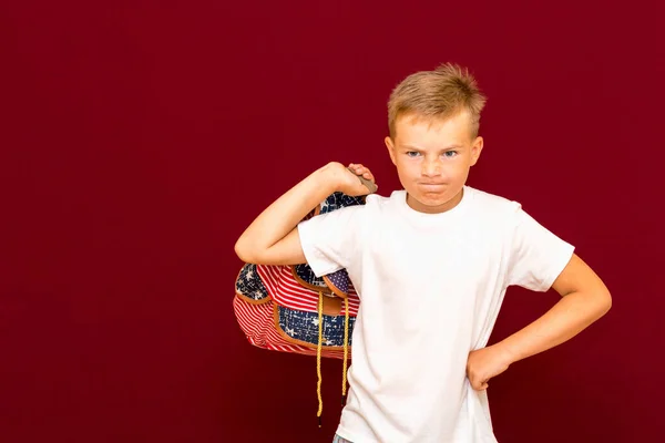 Arg Skolpojke Med Ryggsäck Isolerad Röd Vägg — Stockfoto