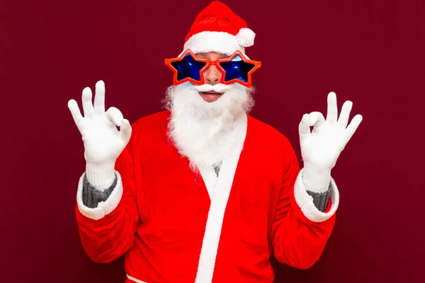 兴奋的圣诞老人带着星座 戴着星形太阳镜 尽情玩乐 新年快乐 圣诞快乐 庆祝理念 勃艮第背景 — 图库照片