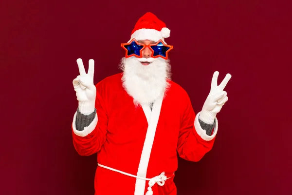 Närbild Glad Rolig Lekfull Stygg Tomte Visar Fred Seger Tecken — Stockfoto