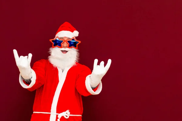 컨셉이죠 기사보기 중년의 장난기있는 감성적 산타가 장갑을 내밀고 스튜디오에서 장난하고 — 스톡 사진