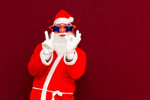 허세를 부리며 평화의 승리와 사인을 유쾌하고 장난기많은 산타를 마무리 Mmas — 스톡 사진