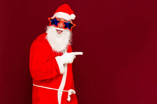 Kostüm Eldivenli Şık Noel Baba Portresi Beyaz Sakallı Yıldız Gözlükleri — Stok fotoğraf