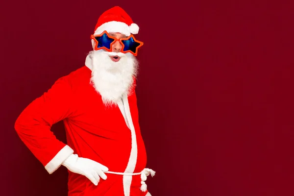 Retrato Positiva Jovem Papai Noel Olhar Para Câmera Vermelho Estúdio — Fotografia de Stock