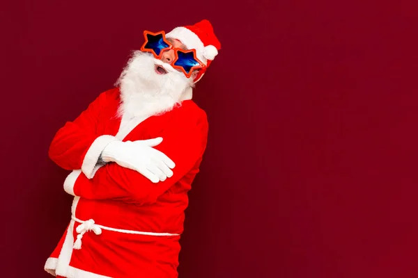 Pozitif Genç Noel Baba Nın Portresi Kamera Kırmızı Stüdyo Arkaplanına — Stok fotoğraf