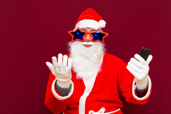 Portret Van Trendy Kerstman Gebruik Mobiele Telefoon Wat Gebeurde Dragen — Stockfoto