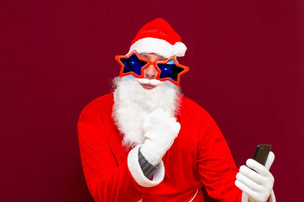 Portret Van Trendy Santa Claus Gebruik Mobiele Telefoon Commentaar Nieuwjaar — Stockfoto