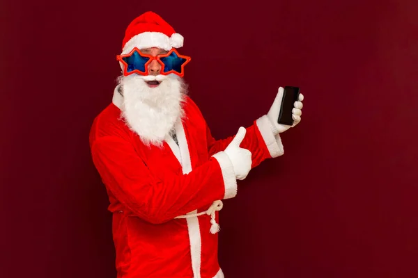 Retrato Moda Santa Claus Usar Telefone Celular Comentário Newyear Posts — Fotografia de Stock