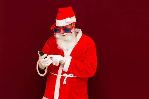Portrait Santa Claus Mode Utiliser Téléphone Cellulaire Commentaire Newyear Messages — Photo