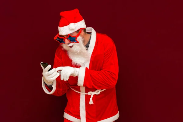 Portret Van Trendy Santa Claus Gebruik Mobiele Telefoon Commentaar Nieuwjaar — Stockfoto