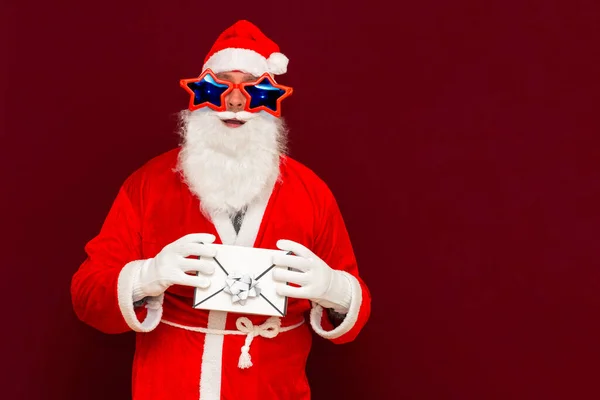 Cadeaudienst Fake Bearded Man Santa Claus Hoed Heeft Een Cadeaubrievenbus — Stockfoto