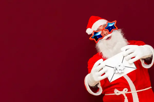 서비스 산타클로스 모자를 남자가 봉투를 크리스마스나 인간은 크리스마스 상자를 했습니다 — 스톡 사진
