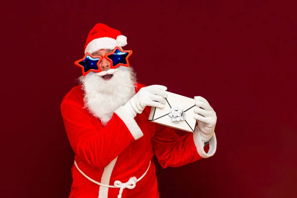 Geschenke Lieferservice Falscher Bärtiger Mit Nikolausmütze Hält Briefumschlag Der Hand — Stockfoto