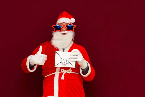 서비스 산타클로스 모자를 남자가 봉투를 크리스마스나 인간은 상자에 나타난다 크리스마스 — 스톡 사진