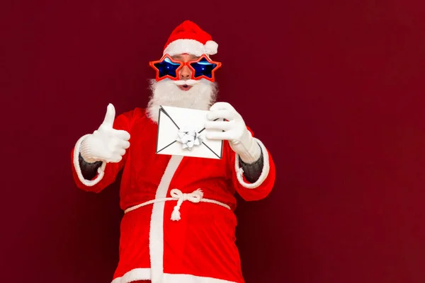 서비스 산타클로스 모자를 남자가 봉투를 크리스마스나 인간은 상자에 나타난다 크리스마스 — 스톡 사진