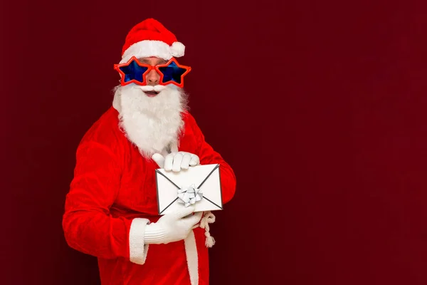 산타클로스 모자를 남자의 옆모습에는 봉투가 크리스마스나 크리스마스 상자를 크리스마스 선물을 — 스톡 사진