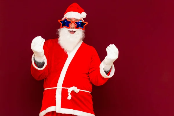 12月 销售时间 圣诞老人用手做手势 好像拿着什么似的 — 图库照片