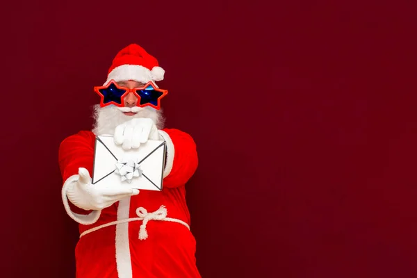 서비스 산타클로스 모자를 남자가 봉투를 가지고 크리스마스나 인간은 크리스마스 상자를 — 스톡 사진