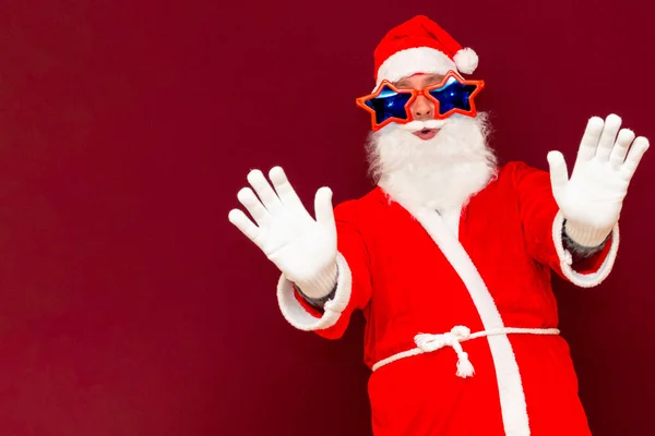 销售时间 圣诞老人正在用双手做手势 放弃概念 红色工作室背景 — 图库照片