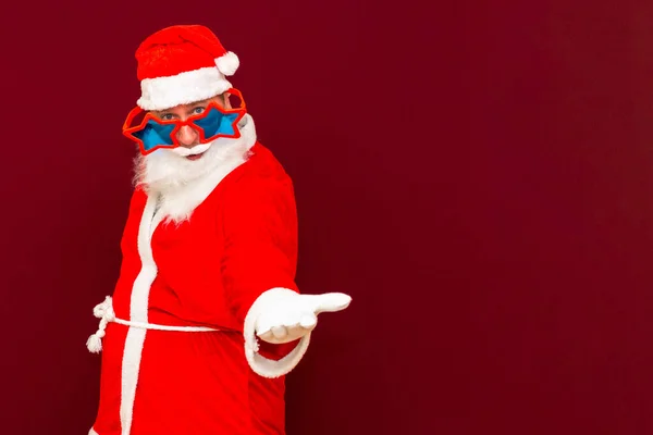 销售时间 圣诞老人举手投足 好像手里拿着什么似的 红色的工作室背景 — 图库照片