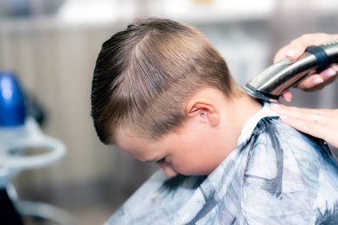 Kafkas asıllı Amerikalı güzel öğrencinin yakın çekimleri modern berber dükkanında saç makasıyla son moda bir saç kesimi vardı..