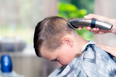 Kafkas asıllı Amerikalı güzel öğrencinin yakın çekimleri modern berber dükkanında saç makasıyla son moda bir saç kesimi vardı..