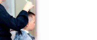 Panoramik Manzara Kafkasyalı Amerikalı güzel öğrencinin yakın çekimleri modern berber dükkanında saç makasıyla moda olmuş. Uzay afişini kopyala.