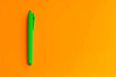 Fotokopi alanı reklamına sahip çok renkli fosforlu kalemler