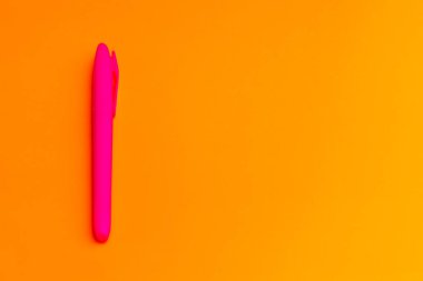 Fotokopi alanı reklamına sahip çok renkli fosforlu kalemler