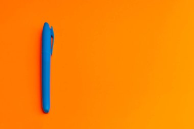 Fotokopi alanı reklamına sahip çok renkli fosforlu kalemler