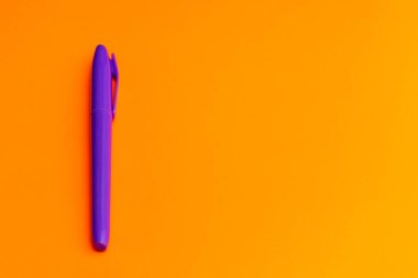 Fotokopi alanı reklamına sahip çok renkli fosforlu kalemler