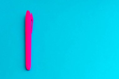 Cyan mavi arkaplanda çok renkli fosforlu kalemler ve kopya alanı afişi