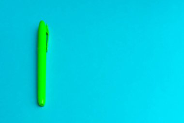 Cyan mavi arkaplanda çok renkli fosforlu kalemler ve kopya alanı afişi