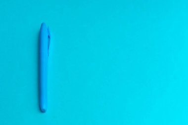 Cyan mavi arkaplanda çok renkli fosforlu kalemler ve kopya alanı afişi