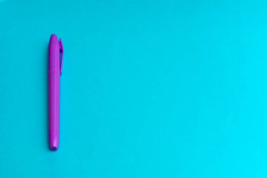 Cyan mavi arkaplanda çok renkli fosforlu kalemler ve kopya alanı afişi