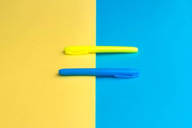 Cyan mavi ve sarı arkaplanda çok renkli sarı fosforlu kalemler ve fotokopi alanı reklamı