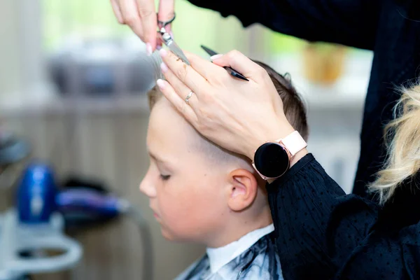 Ernsthafter Schuljunge Macht Sich Beim Friseur Schicken Friseursalon Bereit Für — Stockfoto