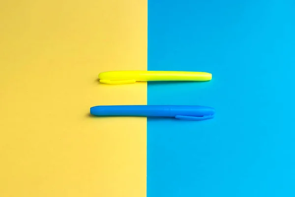 Багатокольорові Жовті Сині Хайлайтери Блакитному Жовтому Тлі Рекламою Копіювання Простору — стокове фото
