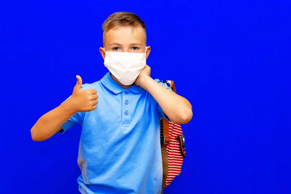 Kleiner Schüler Jahre Alt Trägt Schutzmaske Blaues Shirt Hält Gestreiften — Stockfoto