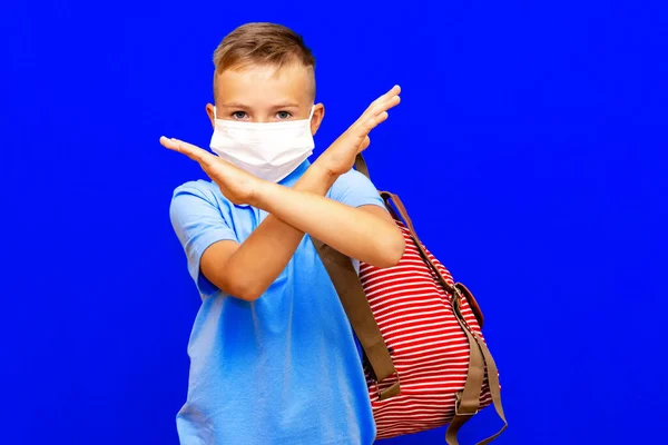 Atrakcyjny Młody Chłopiec Masce Medycznej Plecaku Czeka Szkolnym Niebieskim Tle — Zdjęcie stockowe