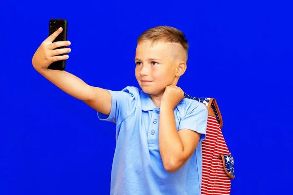 Fiatal Iskolás Fiú Visel Póló Hátizsák Tartsa Kezét Mobiltelefon Csinál — Stock Fotó